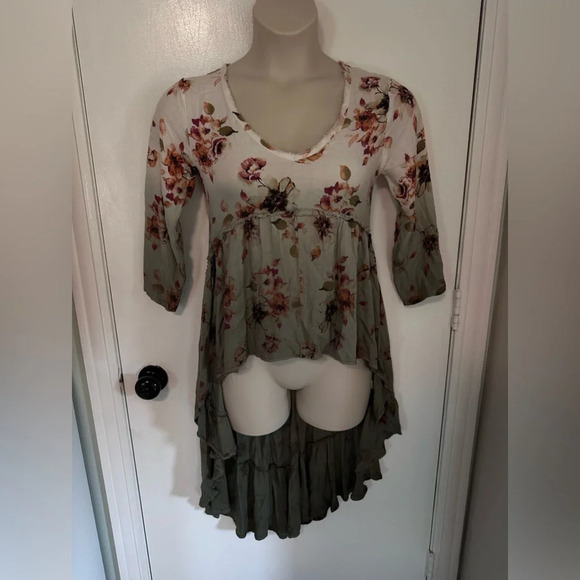 Gimmicks Floral Top high low cut Blouse in Cream Olive  XS BKE size #1283 - Picture 2 of 9